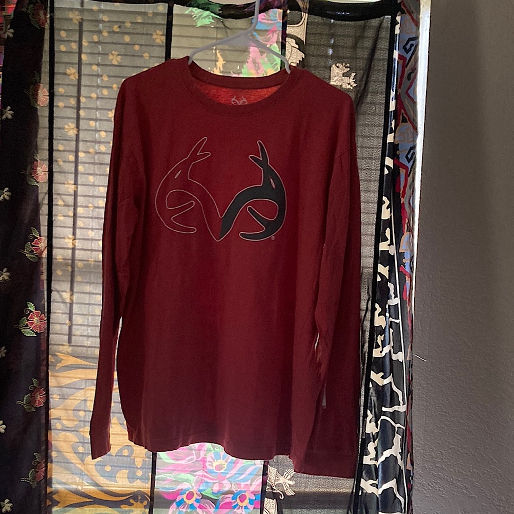 This skis a red RealTree Tee-shirt long sleeve. Great fabric.